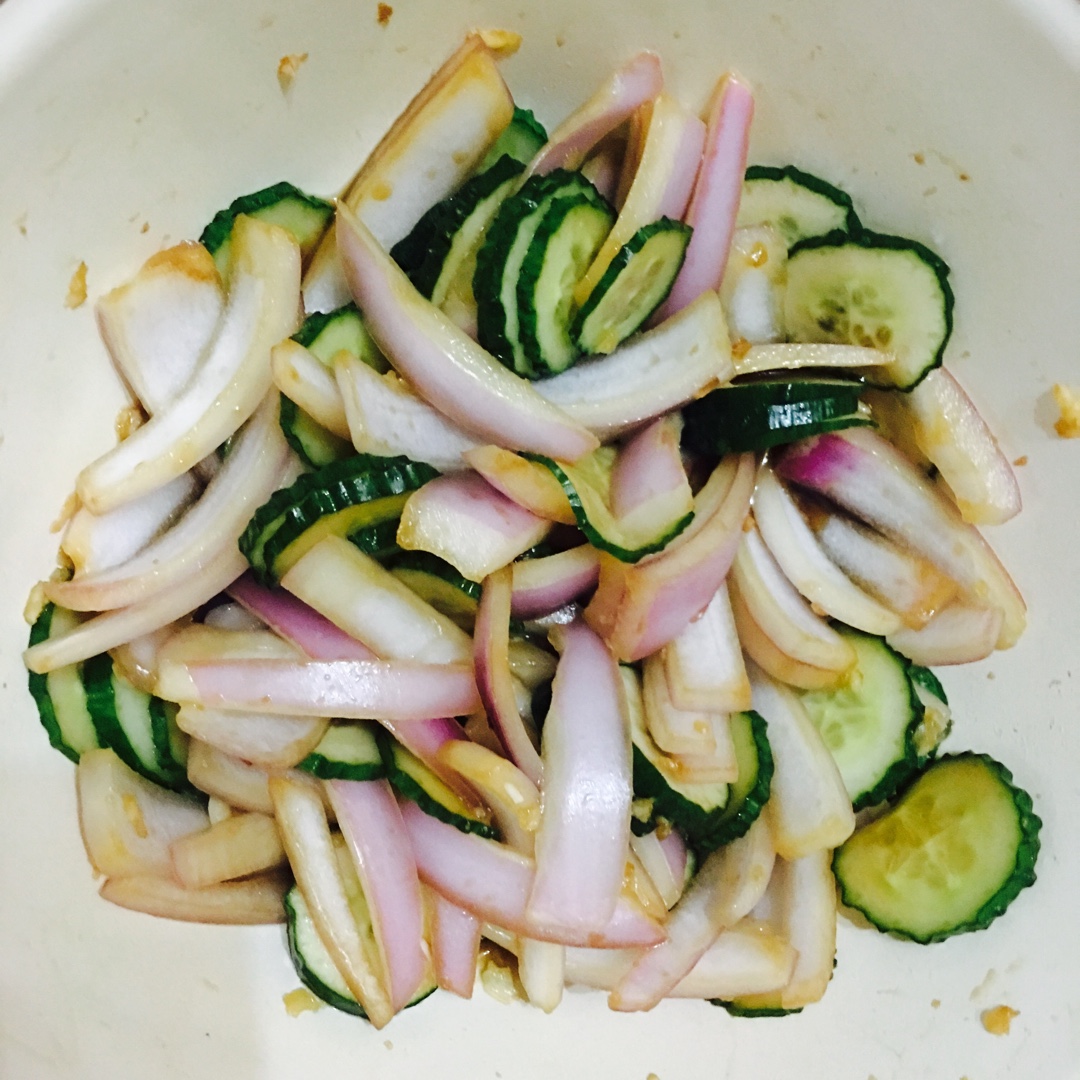 樱桃cherry君做的凉拌洋葱黄瓜