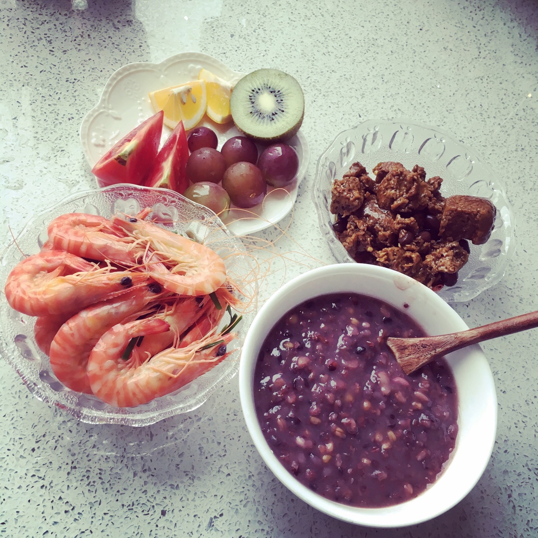 不急不躁吃早餐