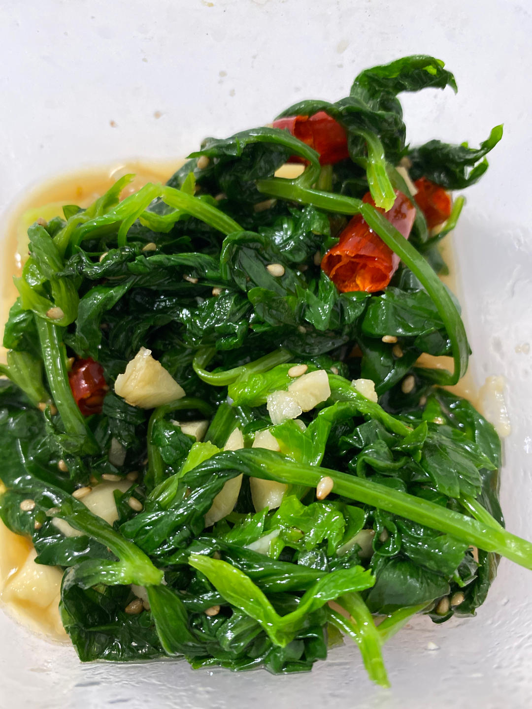 简单的凉拌芹菜叶