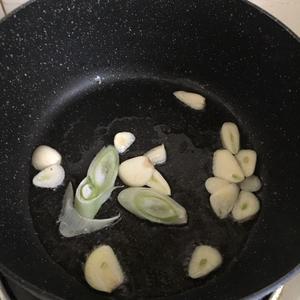 家常蚝油香菇扒油菜的做法 步骤2