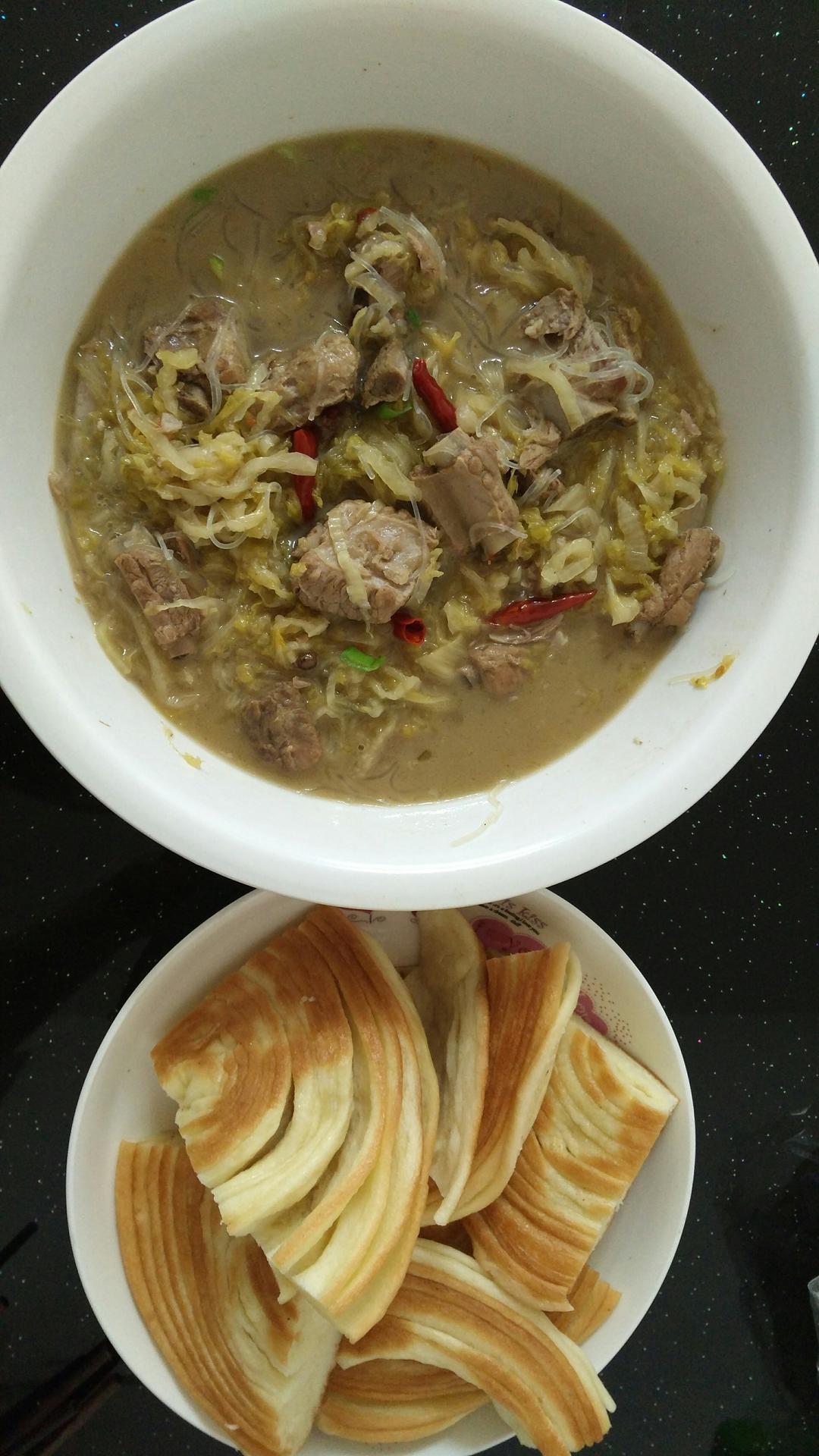 酸菜粉丝排骨的做法