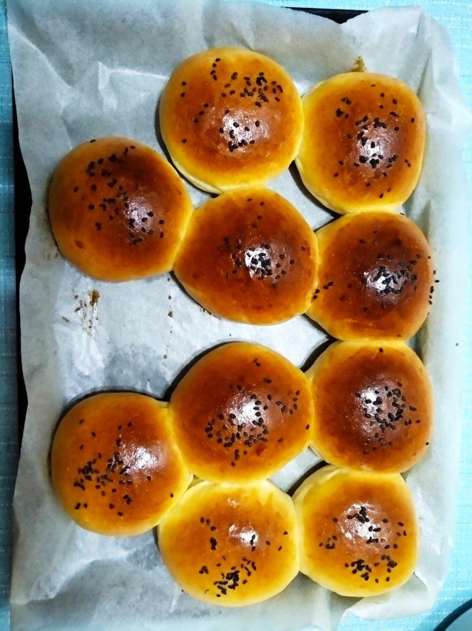 超软的奶香红豆沙面包