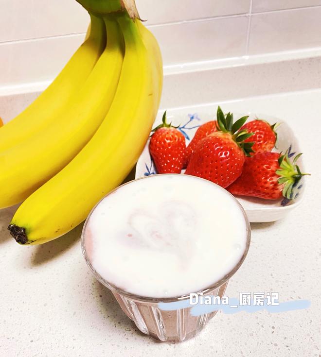 分分钟搞定的【草莓香蕉奶昔】绝对让你念念不忘的！的做法