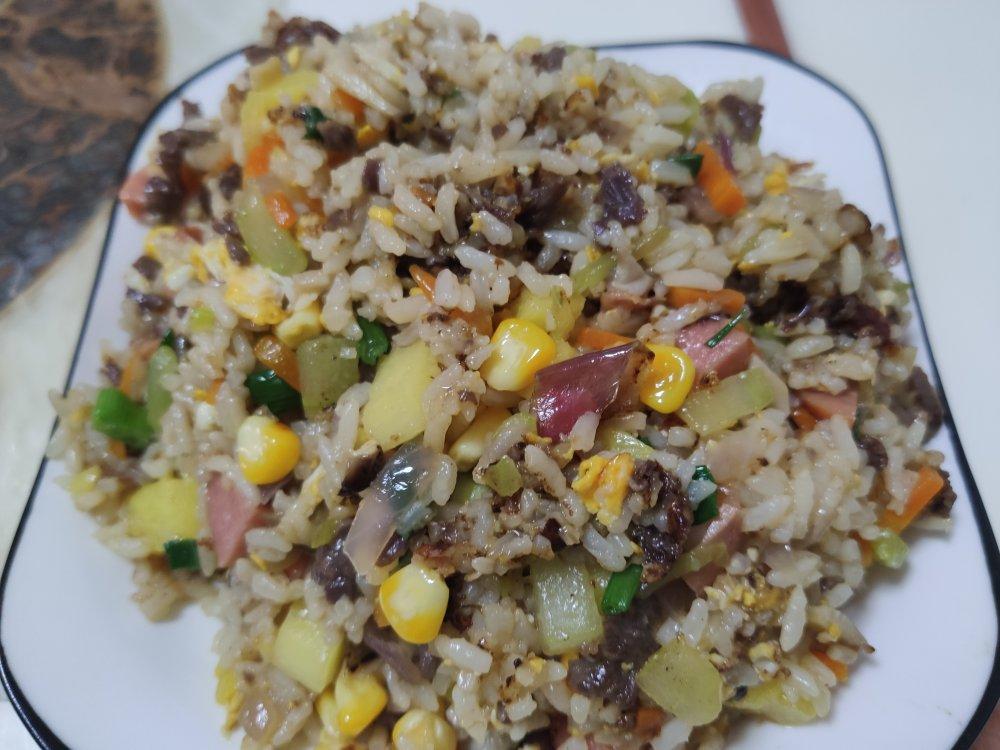 牛肉粒蔬菜炒饭