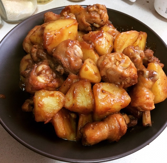 土豆焖鸡腿的做法