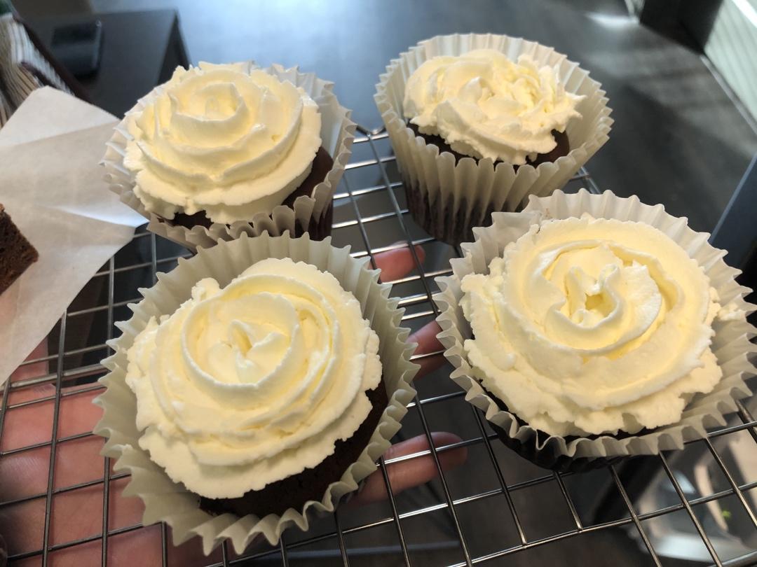 古典巧克力cupcake配马斯卡彭奶油霜