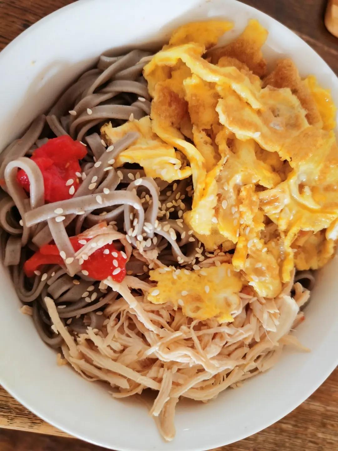 番茄蓉鸡丝凉面