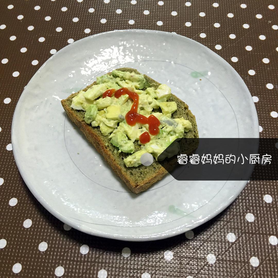 鸡蛋牛肉果三明治