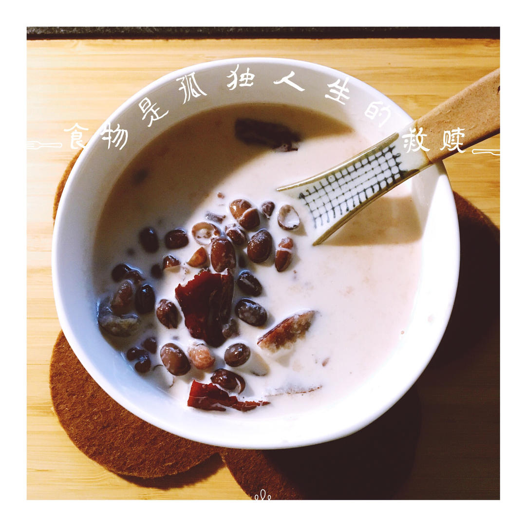 红枣红豆薏仁牛奶粥