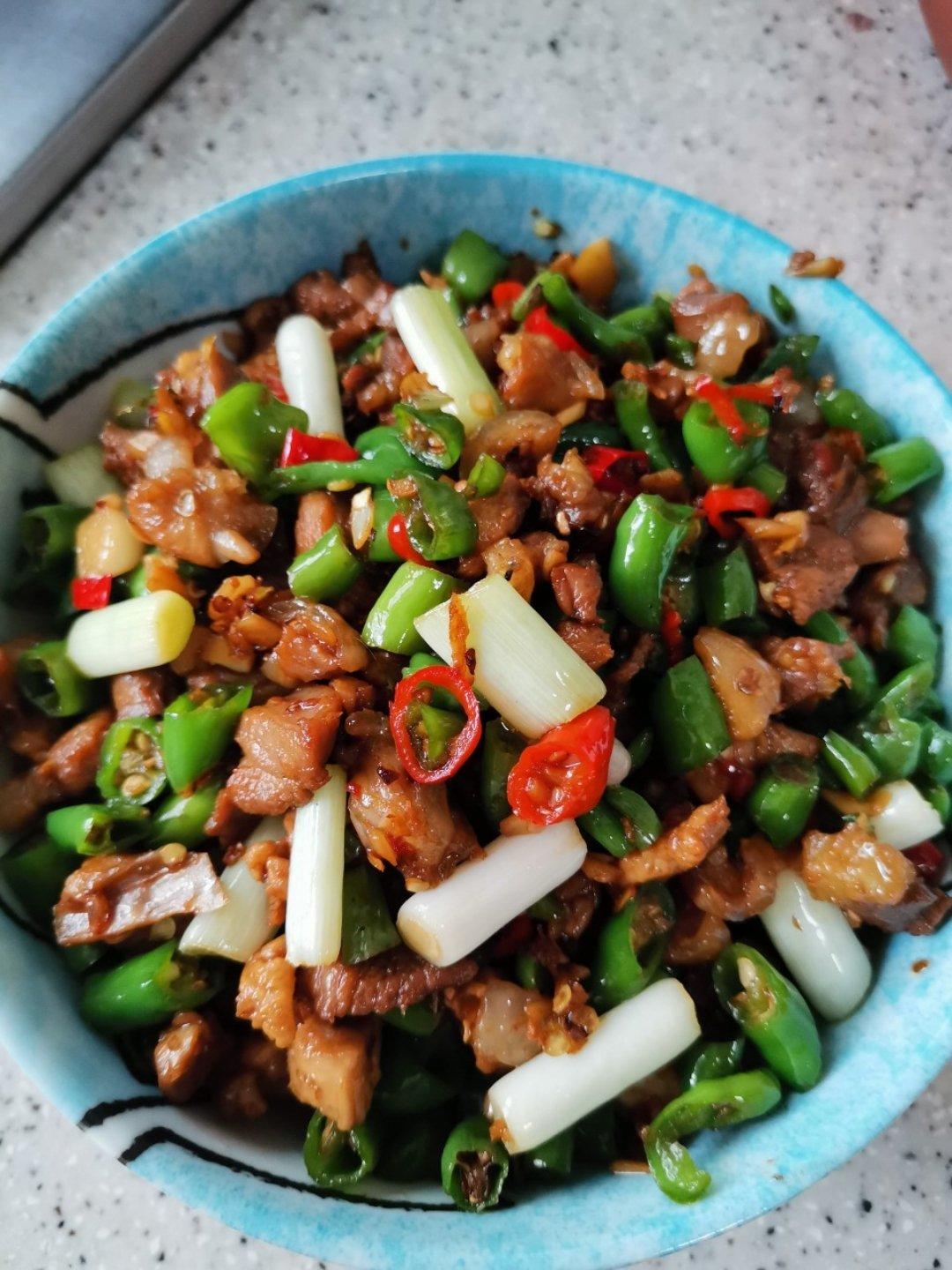 厨师长教你：“青椒炒鸡丁”的家常做法，开胃又下饭，味道很赞