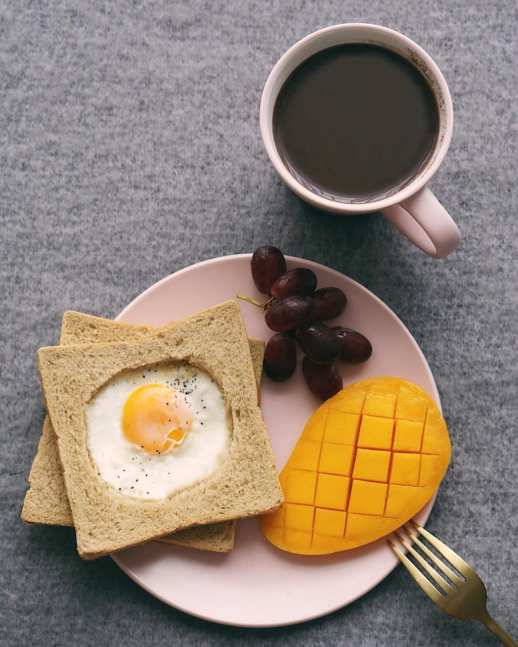 土司煎蛋 Egg-in-a-hole