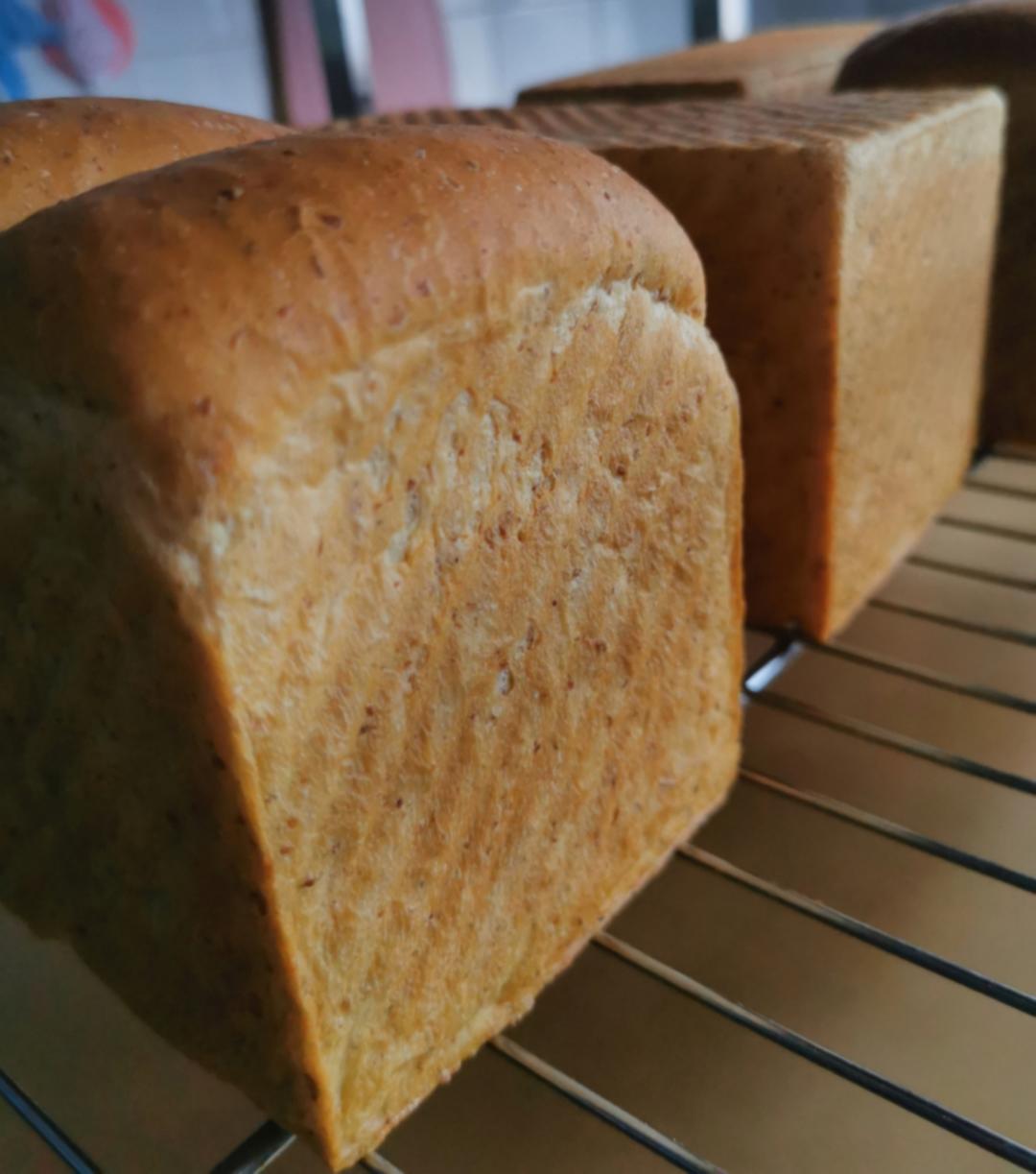 柔软的蜂蜜牛乳全麦吐司