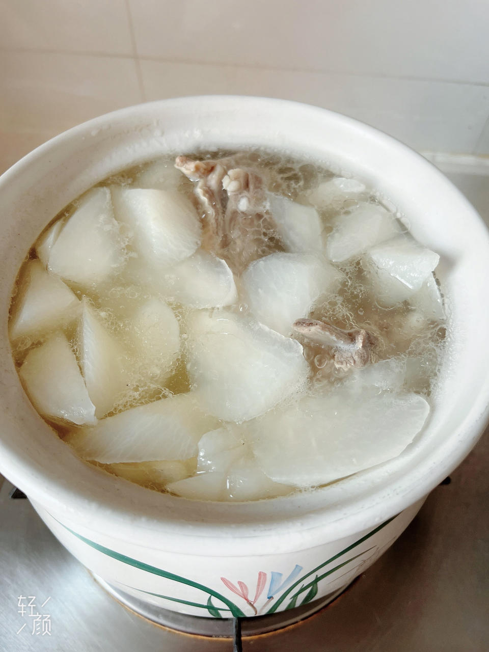 清炖羊排，老爸的拿手菜，汤鲜味浓，羊肉软烂，连萝卜都非常好吃