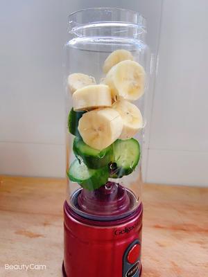 清肠减肥果汁🍹黄瓜香蕉汁的做法 步骤2