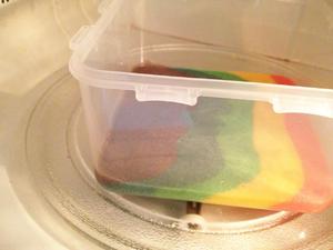 【微波炉】彩虹蛋糕卷的做法 步骤21