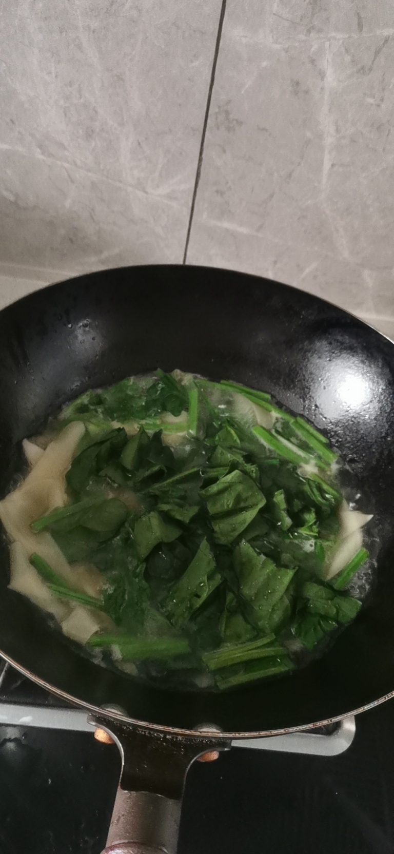 消耗剩余馄饨皮儿～菠菜面片汤的做法 步骤3