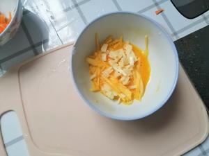 宝宝辅食:补钙蔬菜蛋黄奶酪饼8M+的做法 步骤3