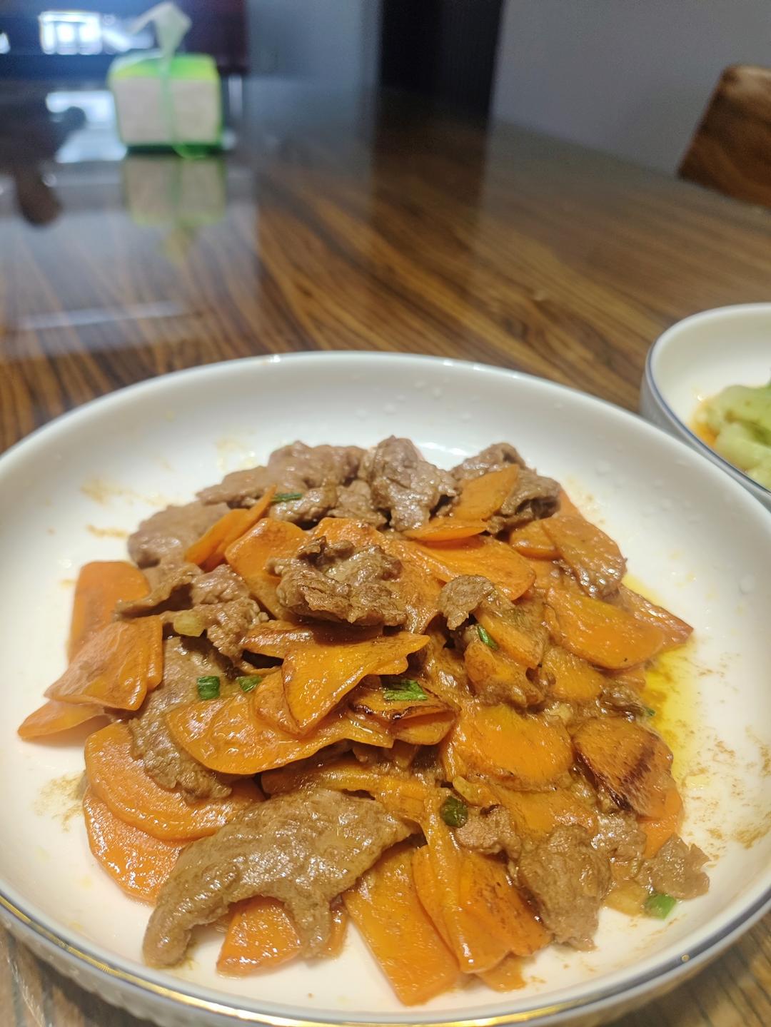 胡萝卜炒嫩牛肉