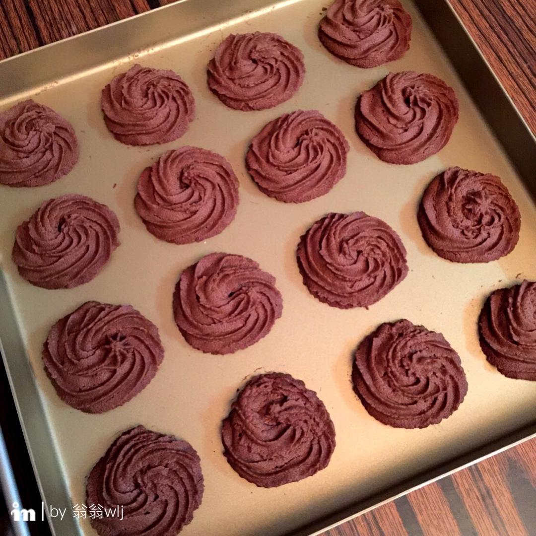 挤花毫无压力的巧克力曲奇