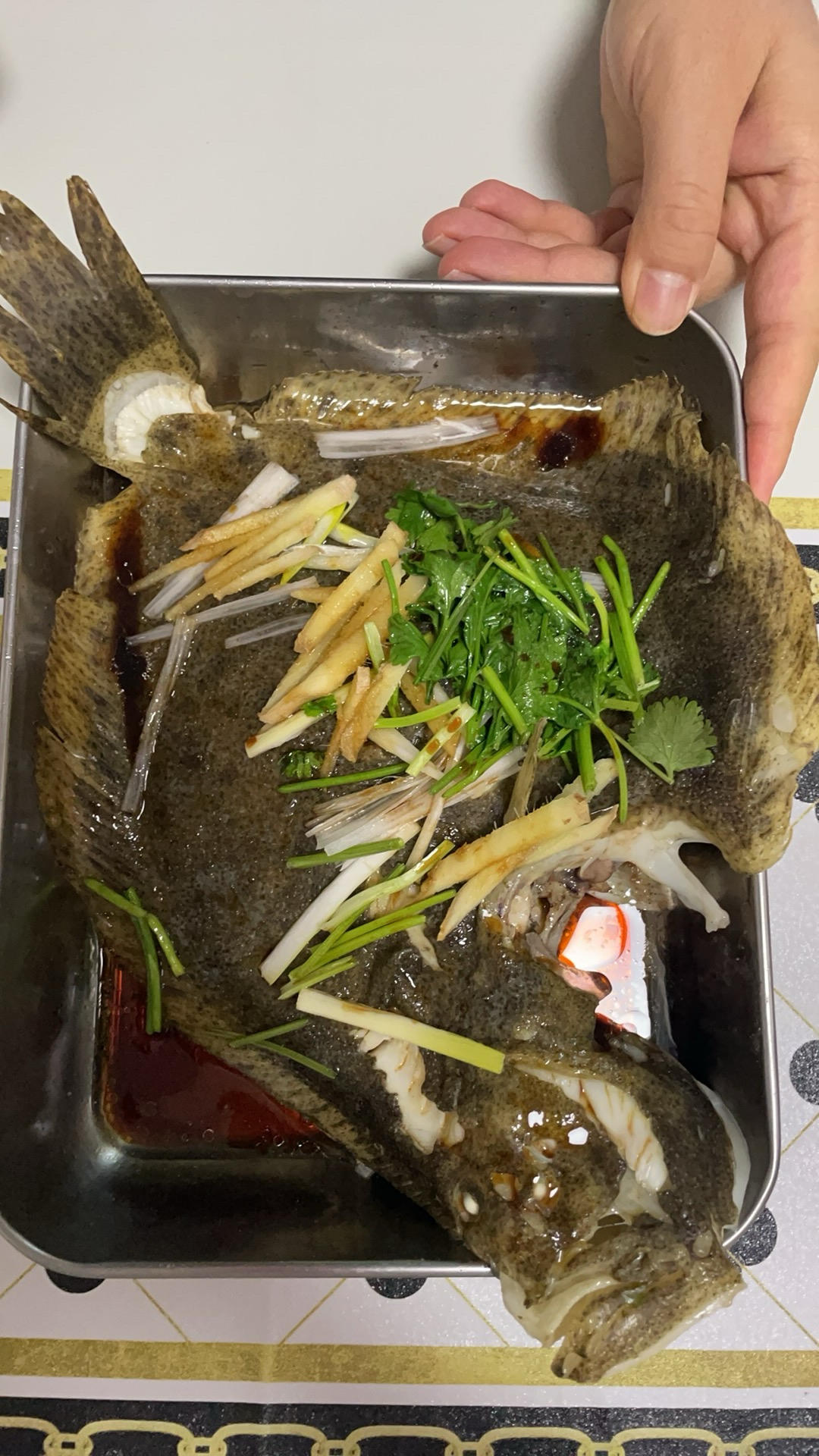 清蒸多宝鱼，很多人在先浇油还是先倒蒸鱼豉油这一步就做错啦