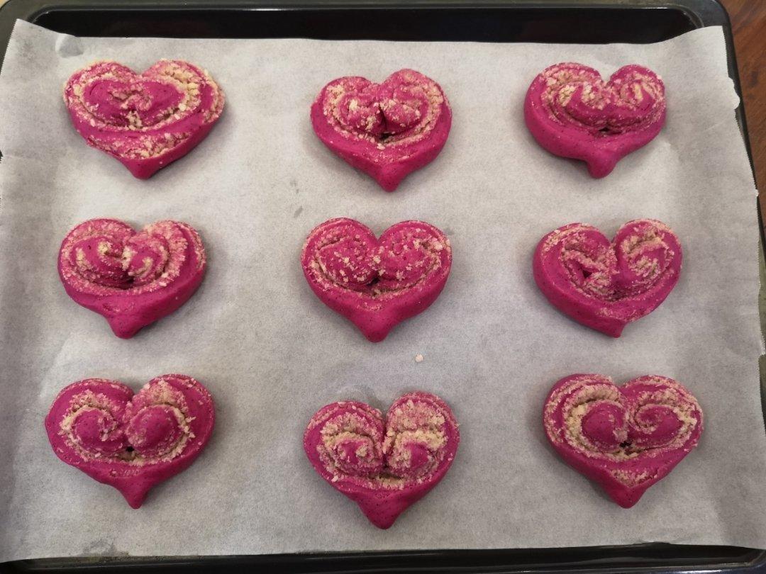 心形火龙果椰蓉面包