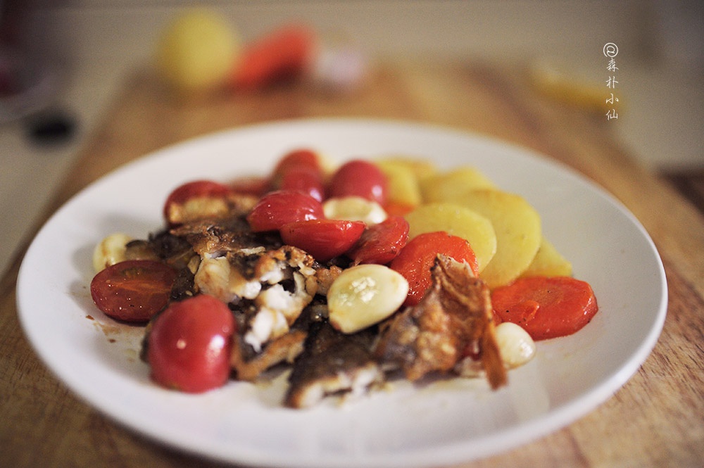 煎黄花鱼佐小西红柿、土豆、胡萝卜