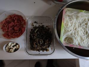 酸菜肉丝米线的做法 步骤1