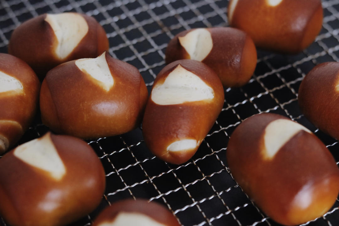 #烤100个面包# 🍞010 明星店的「碱水小丸子&小肉丸」