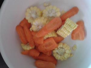 红萝卜玉米排骨汤的做法 步骤4