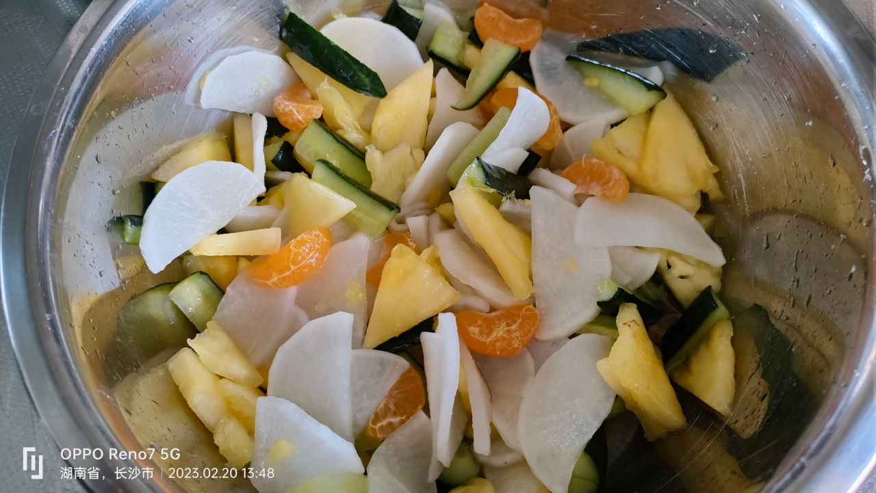 凉拌黄瓜菠萝萝卜的做法