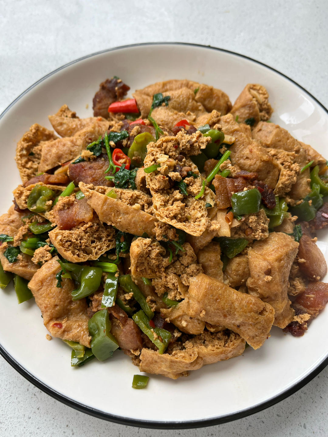 如果你爱吃辣，这个油豆腐烧肉你绝对爱死