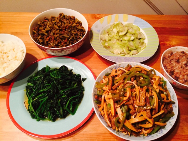 我们家爱的的小餐桌