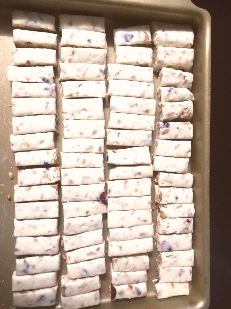 简易牛轧糖，只用蔓越莓干，配方屡试不爽，切块整齐