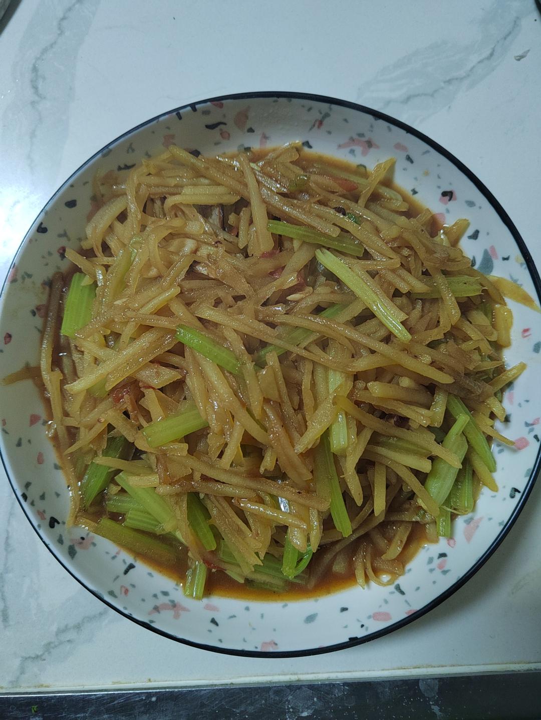 简单美味的家常菜！土豆丝炒芹菜