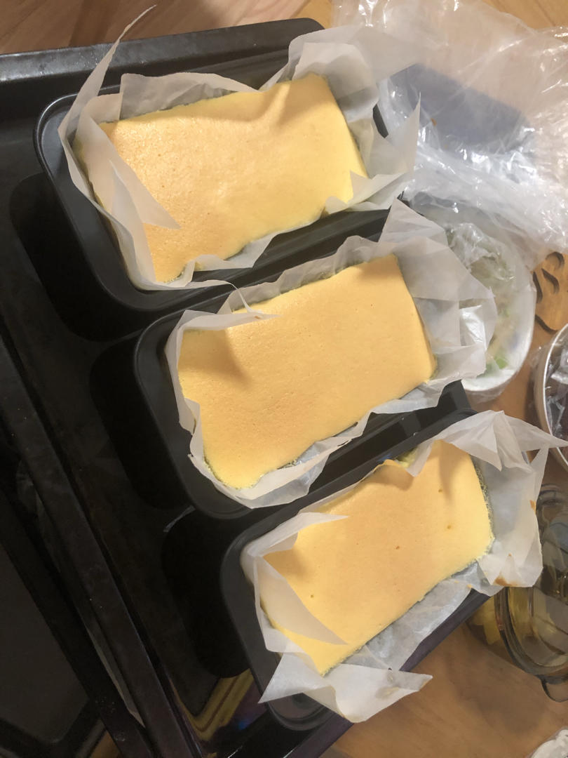 用市售普通八连杯酸奶做比豆腐还嫩的酸奶蛋糕，云朵般轻盈