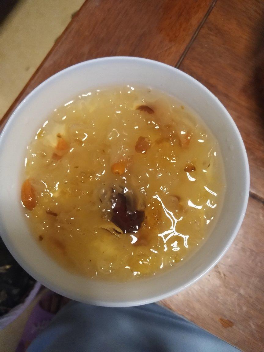 桃胶炖银耳