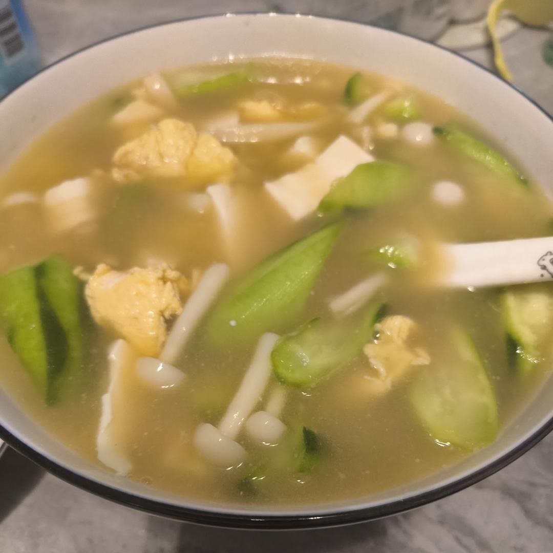 海鲜菇豆腐汤，超简单，晚上喝一碗暖暖的🍲