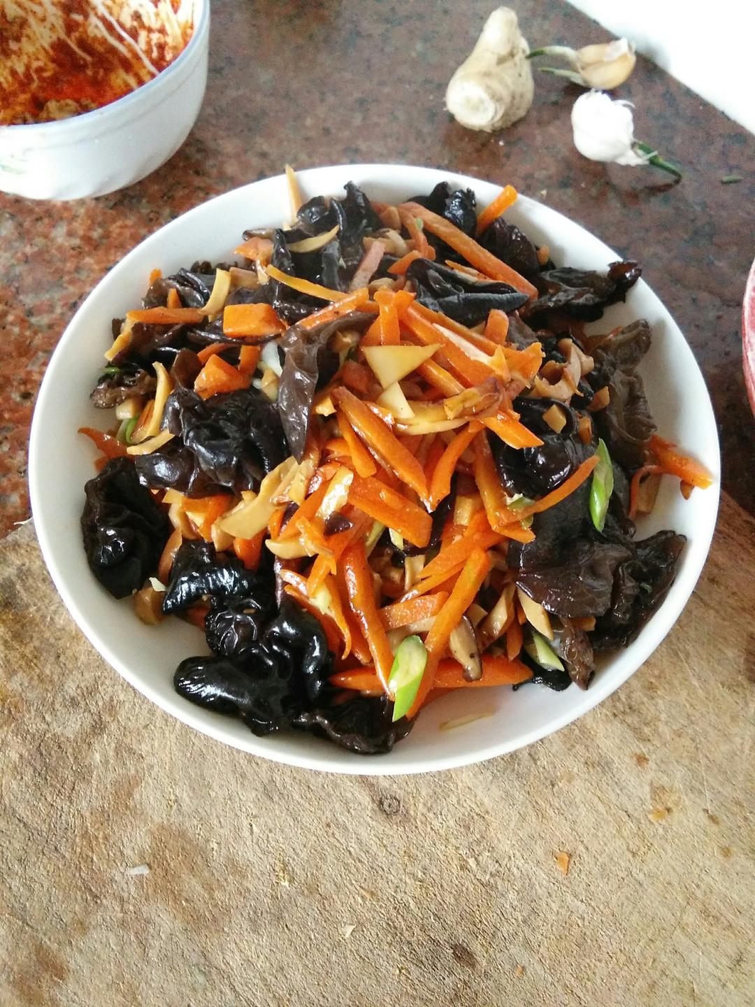 家常三丝炒木耳的做法