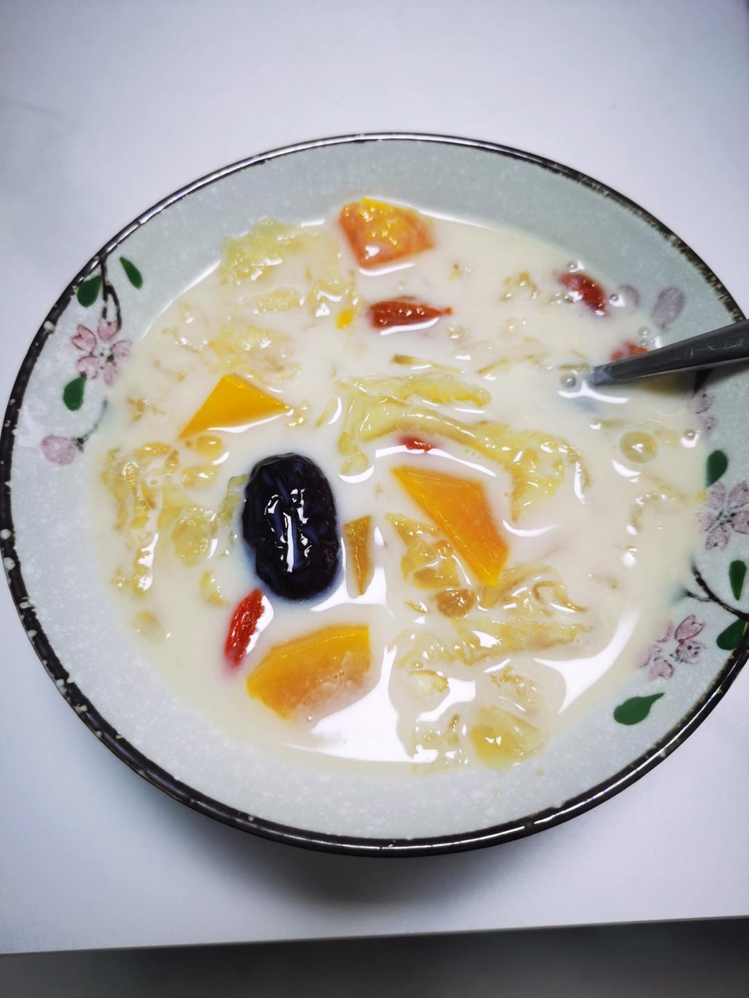 木瓜银耳红枣牛奶羹