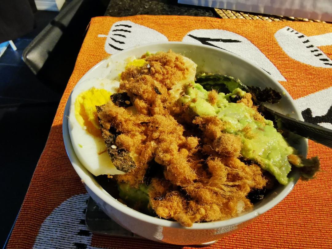 牛油果海苔肉松拌饭