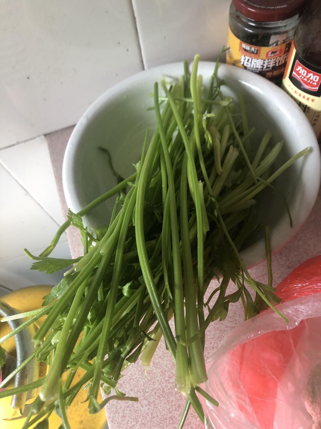 芹菜茭白香菇鸡蛋猪肉饺子的做法 步骤1