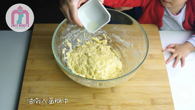 不用厨师机，不用揉半天，也能做出香甜的拉丝牛奶吐司面包！的做法 步骤8