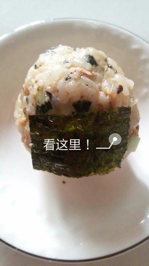 金枪鱼肉松海苔饭团的做法 步骤5