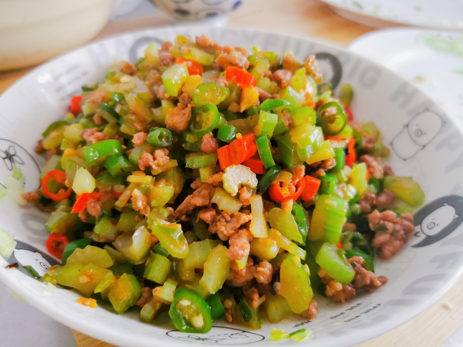 超级下饭的小米辣肉沫炒芹菜的做法