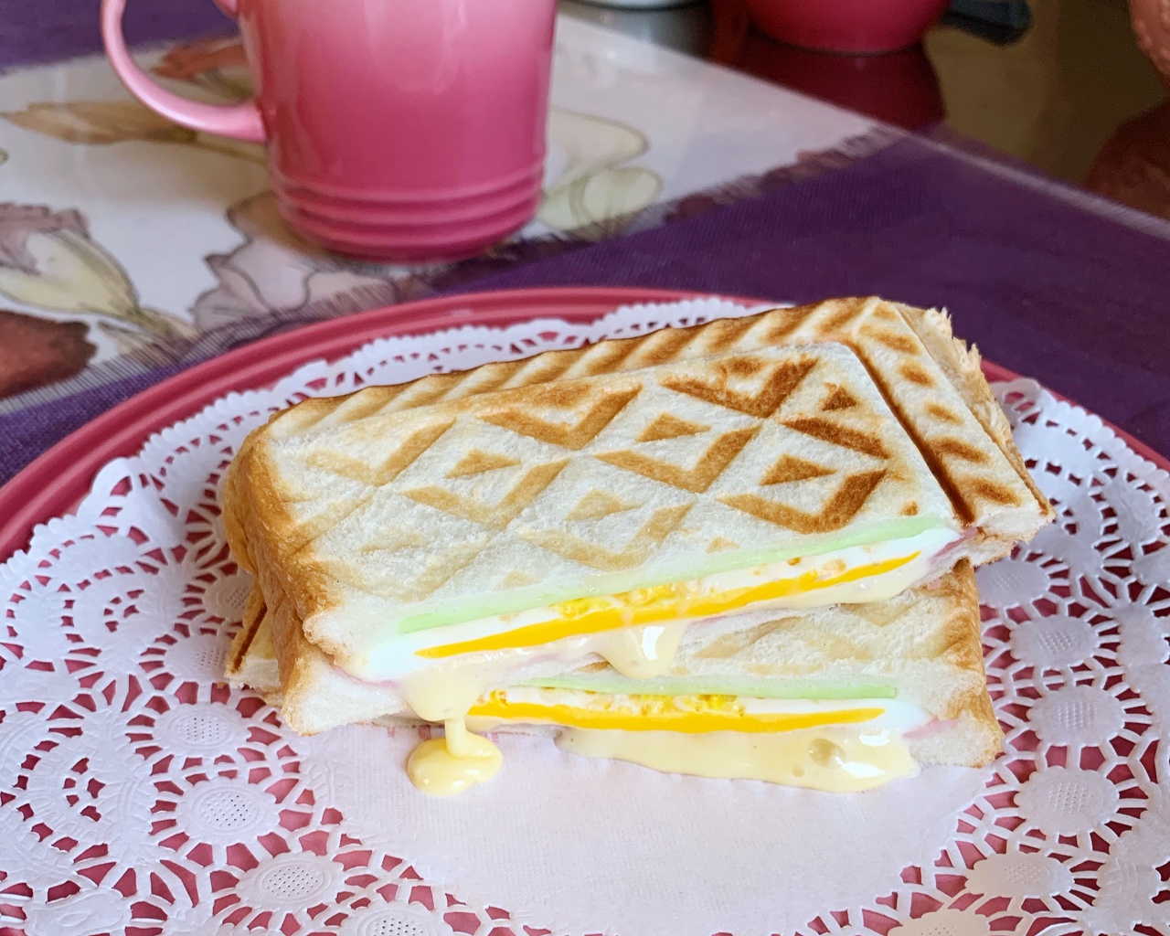 巨简单的Bruno轻食机早餐：烘烤三明治的做法