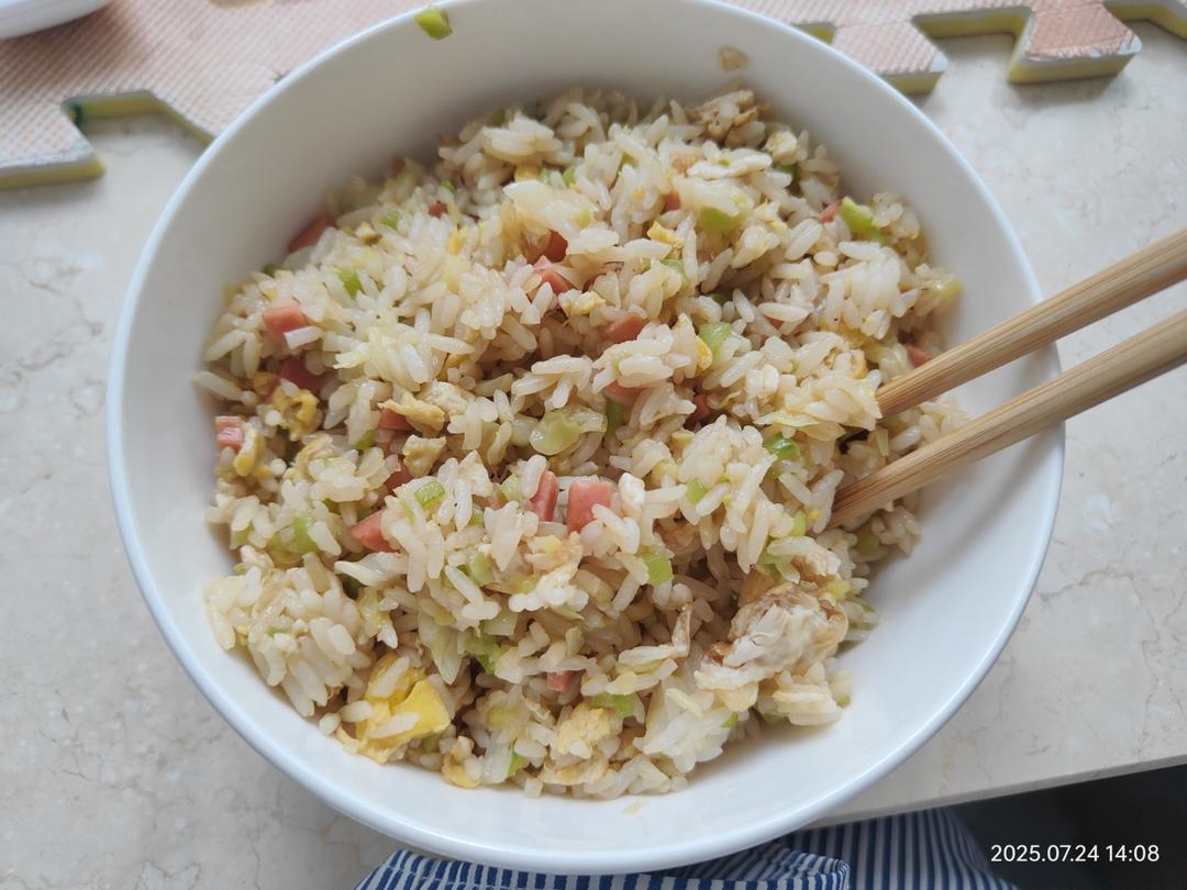 西葫芦木耳火腿蛋炒饭