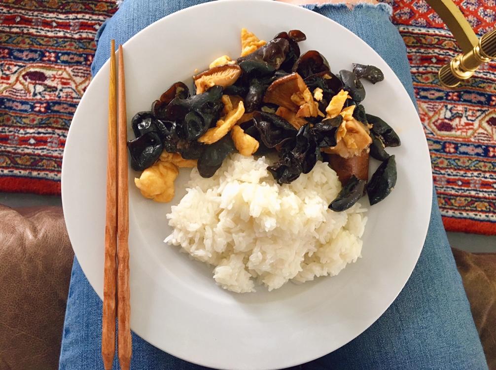 耗油香菇木耳胡萝卜炒鸡蛋