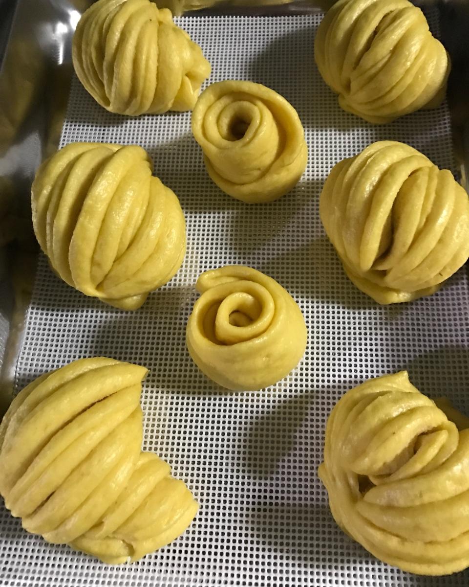 一根筷子卷出盘丝花卷（南瓜花卷）