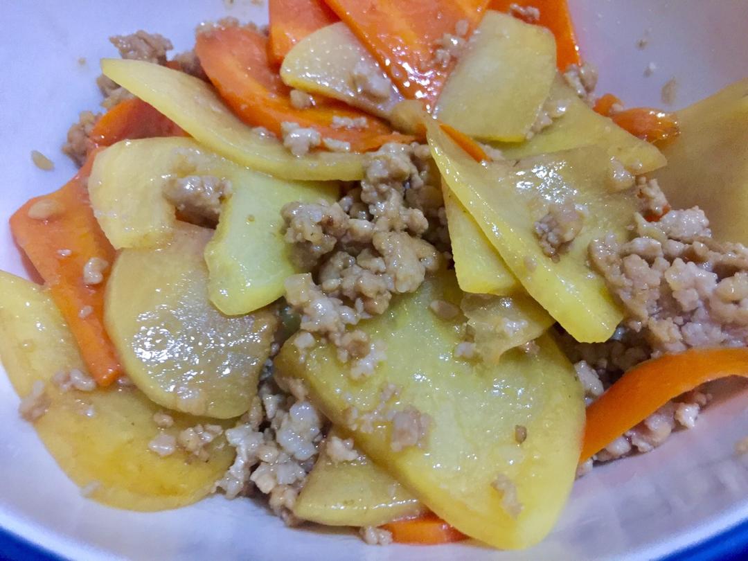 下饭神器肉末胡萝卜土豆片