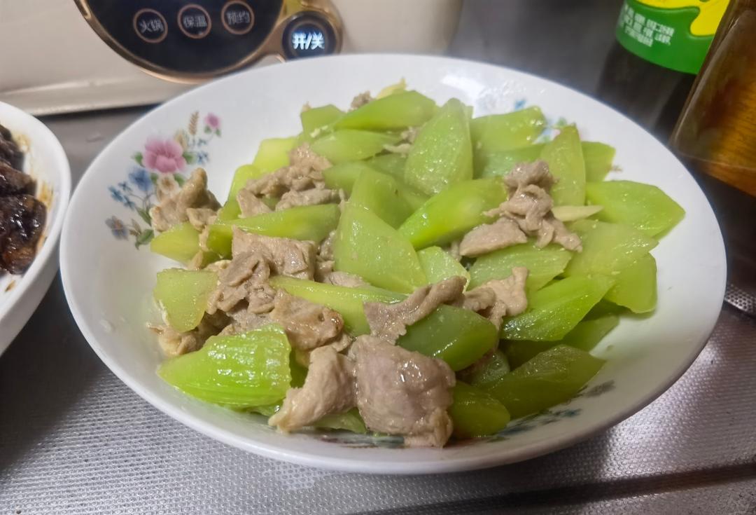 莴笋炒肉片